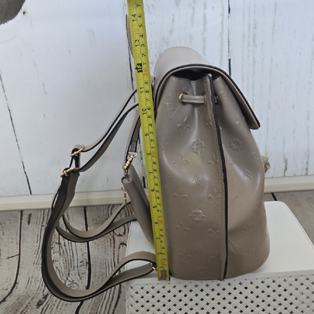 NWT Adrienne Vitadini Beige Men's Women's Backpack With Removeable Coin Pouch - Picture 9 of 13